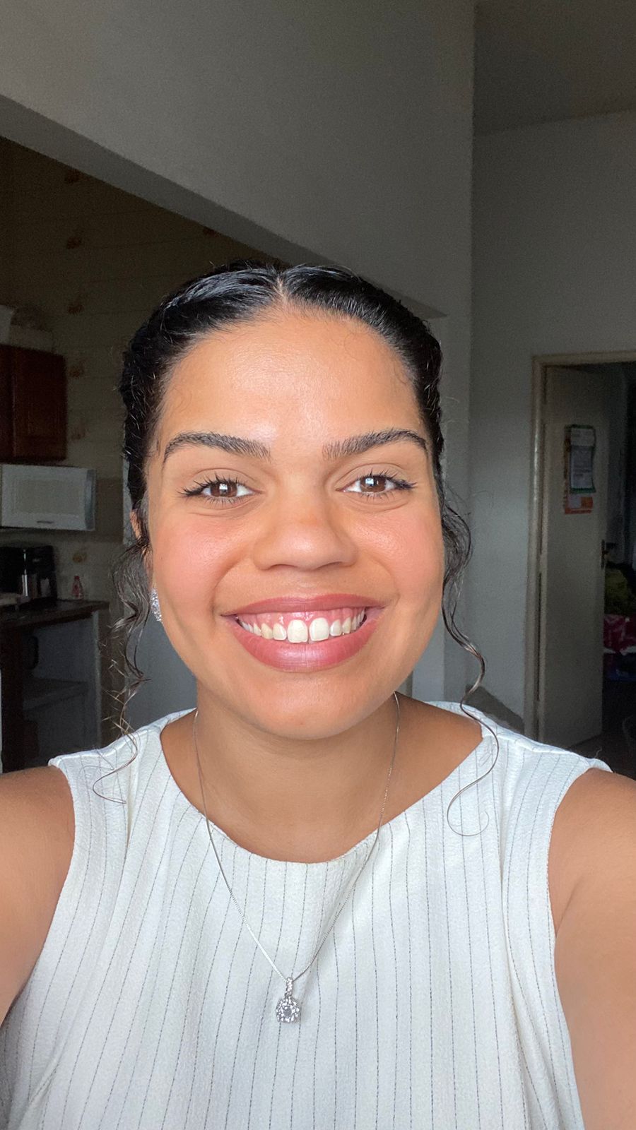 Manu da Libras — professora e fundadora da Libras House, sorrindo e fazendo sinal em Libras